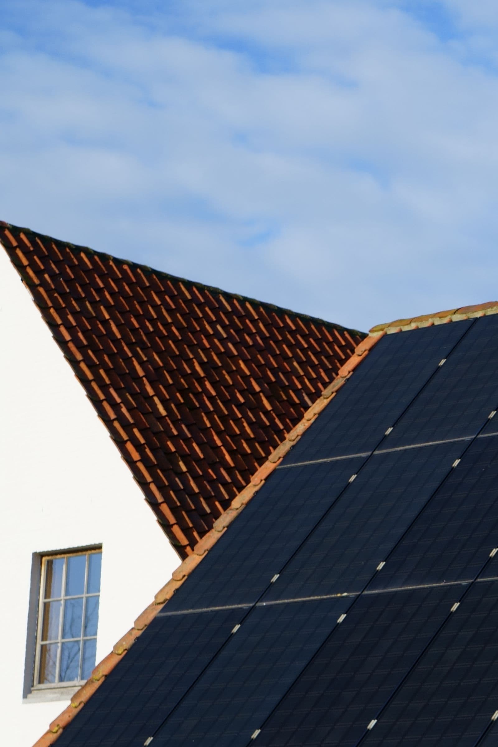 A modern central Illinois home with rooftop solar panels